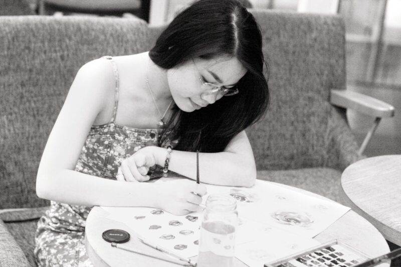 Phân biệt họa sĩ vẽ tranh (painter) và họa sĩ minh họa (illustrator) trong tiếng Anh và công việc.